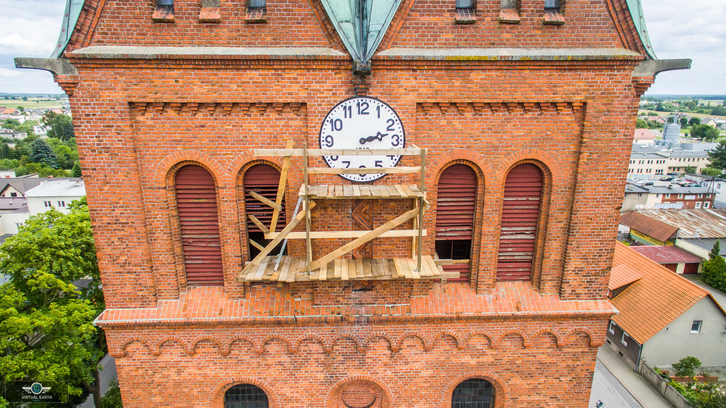 Remont 100- letniego zegara na wieży kościelnej